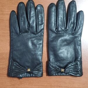 Isotoner Black Leather Gloves with Bow Detail